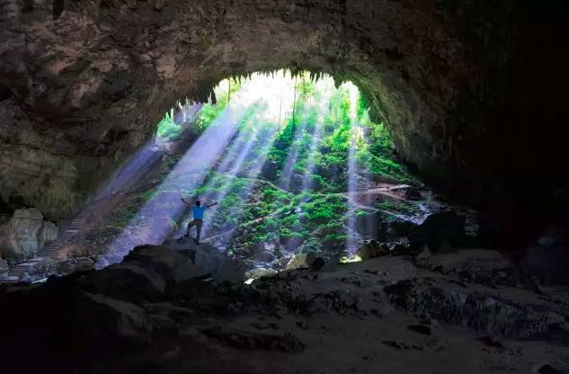 广西地下惊现天坑奇观,下到地底近百米,比美国奇异坑更惊艳奇绝,几乎