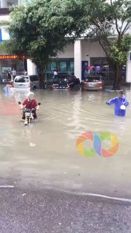 珠海超级大暴雨!湾仔大水浸!交通瘫痪!豪车变成了"潜水艇"!