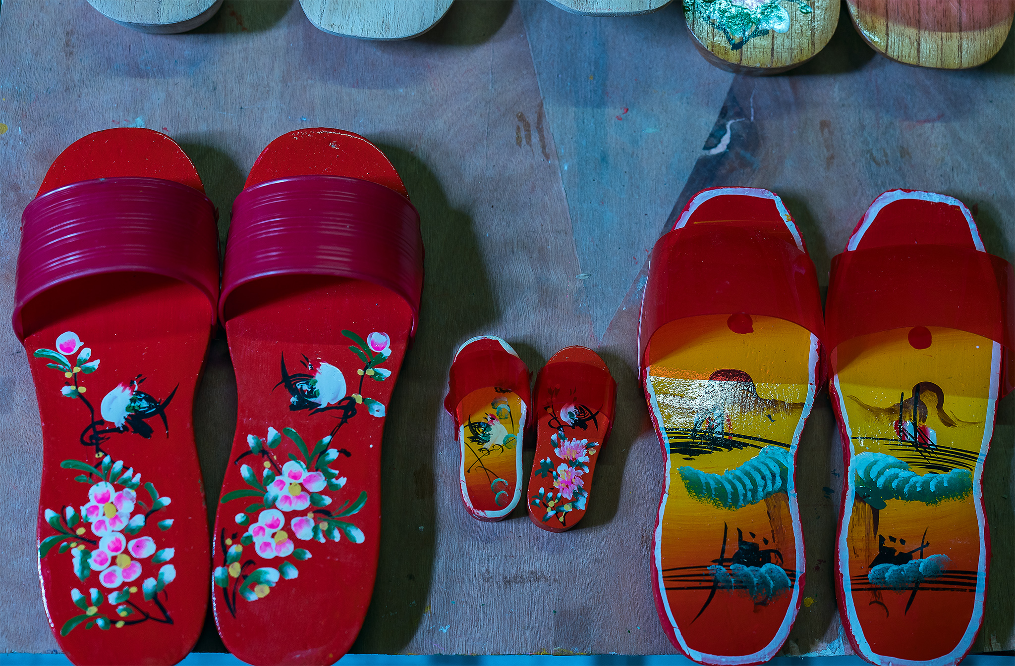过去,石龙镇上最繁华的中山路上,有数十家出售木屐鞋的店铺.