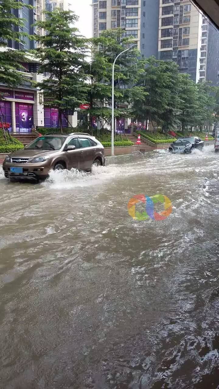 珠海下超级大暴雨!湾仔大水浸!交通瘫痪!豪车变成了"潜水艇"!