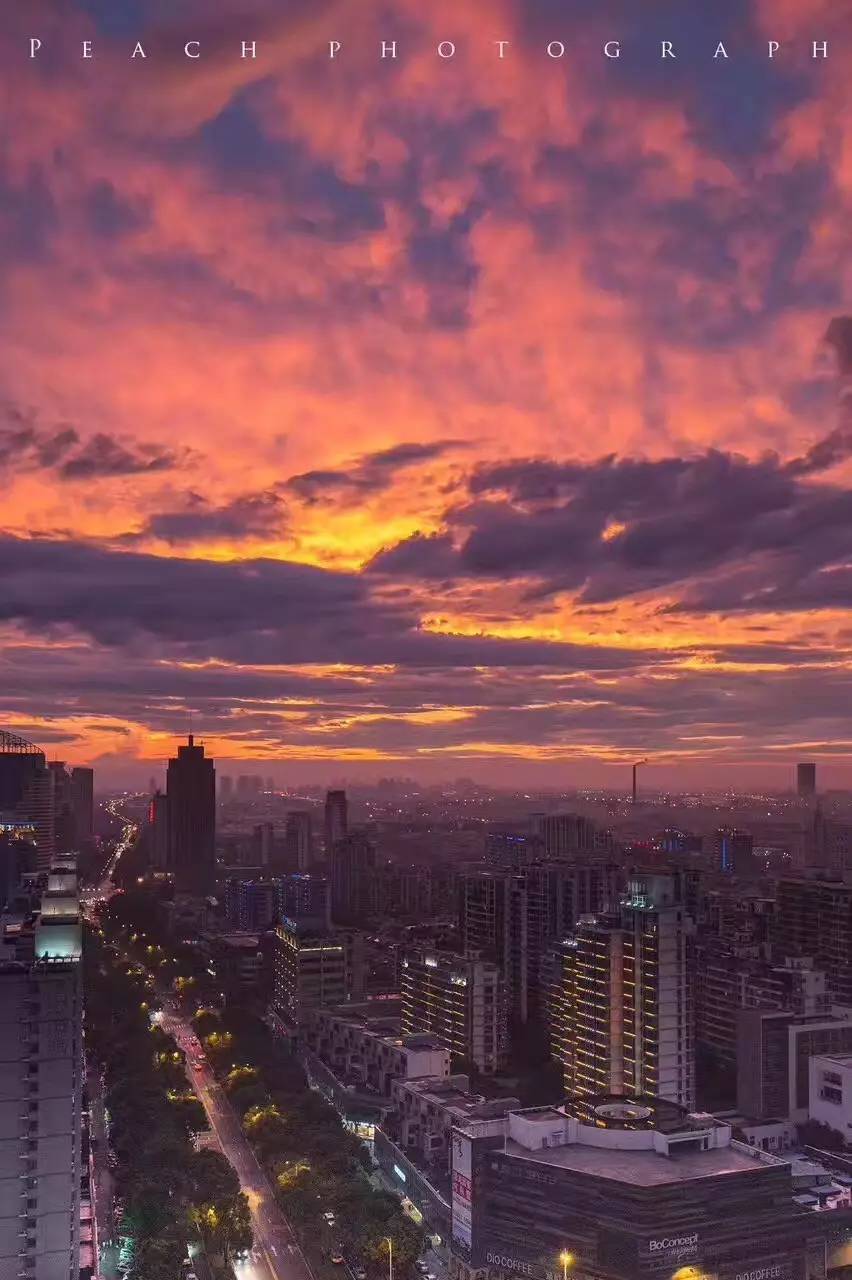 昨天的常州 是酸甜可口的 葡萄紫 仙女粉 城市中的晚霞平添姿色 而洒