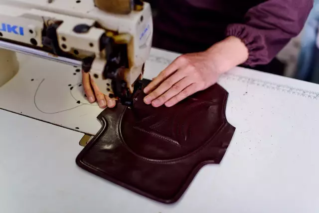 制作定制包包的过程中,挑选完美的皮革及配料是经典诞生的秘诀!