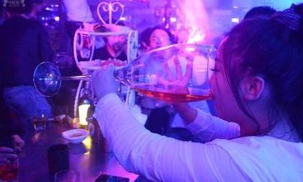 高考结束后 扬州女生陆玲来到南京见同学 结果在酒吧喝酒时被灌醉