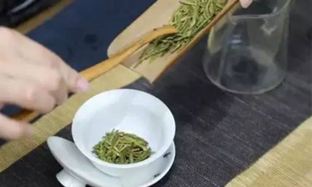龙井茶正确泡法，你还在用沸水和紫砂壶糟蹋龙井吗