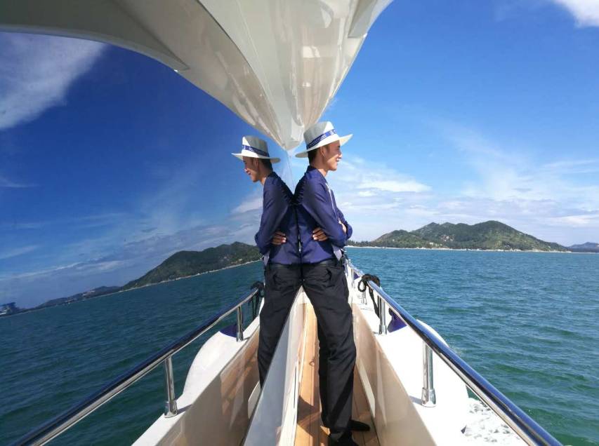 旅游 正文  在游艇上感受大海的波澜壮阔,体验巽寮湾的海上美景,享受