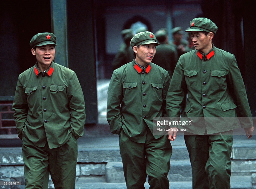 1979年的中国人:安宁祥和,六五式军装看着好激动