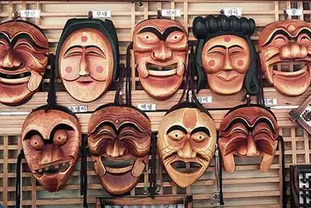 《王的男人》中的传统面具,面具是木制的,雕刻出神态各异的面部表情