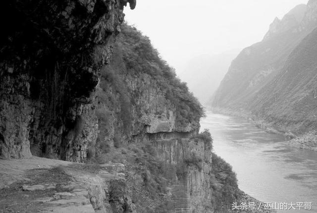 三峡库区进入枯水期 沉入江水的三峡古道又现巫峡