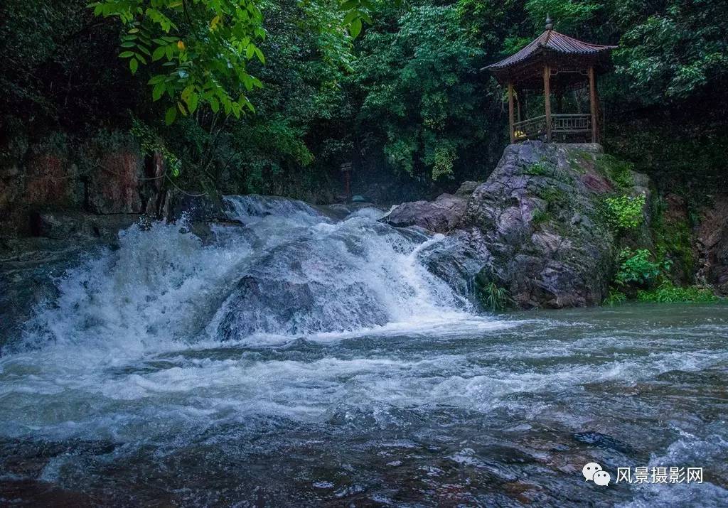 雨后的百丈崖与瀑布为伴