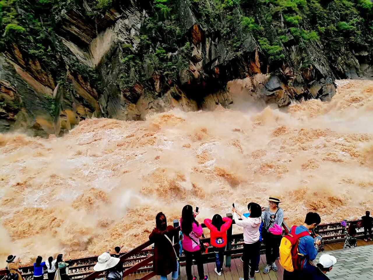 观虎跳峡摄人心魄的壮阔听滚滚江水汹涌澎湃