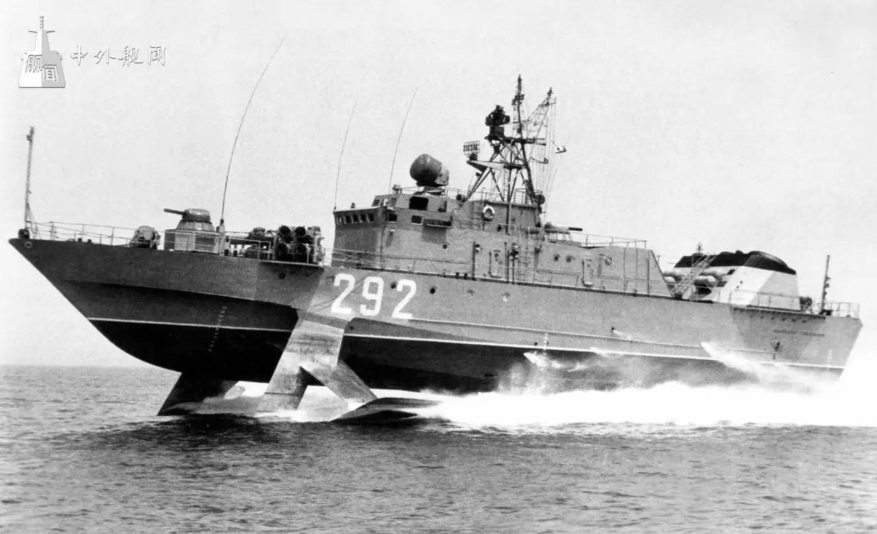 水翼收起状态的1141型小型反潜舰