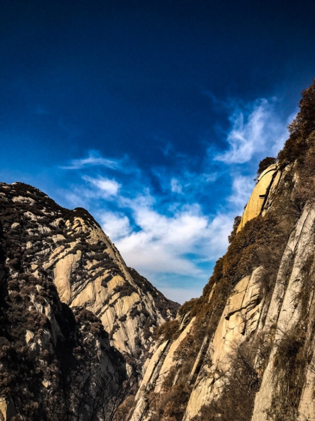 首阳山根有巨灵神开山时 脚印;华山东峰崖壁上