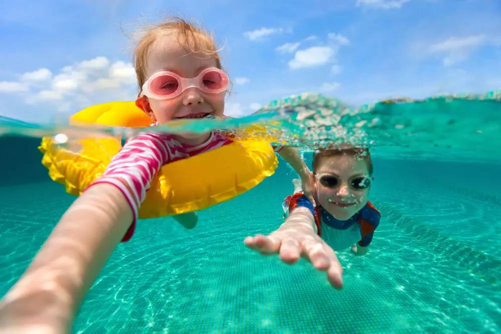 小朋友游泳时,能充分地接触阳光,水,空气,促进机体对维生素d 的吸收.