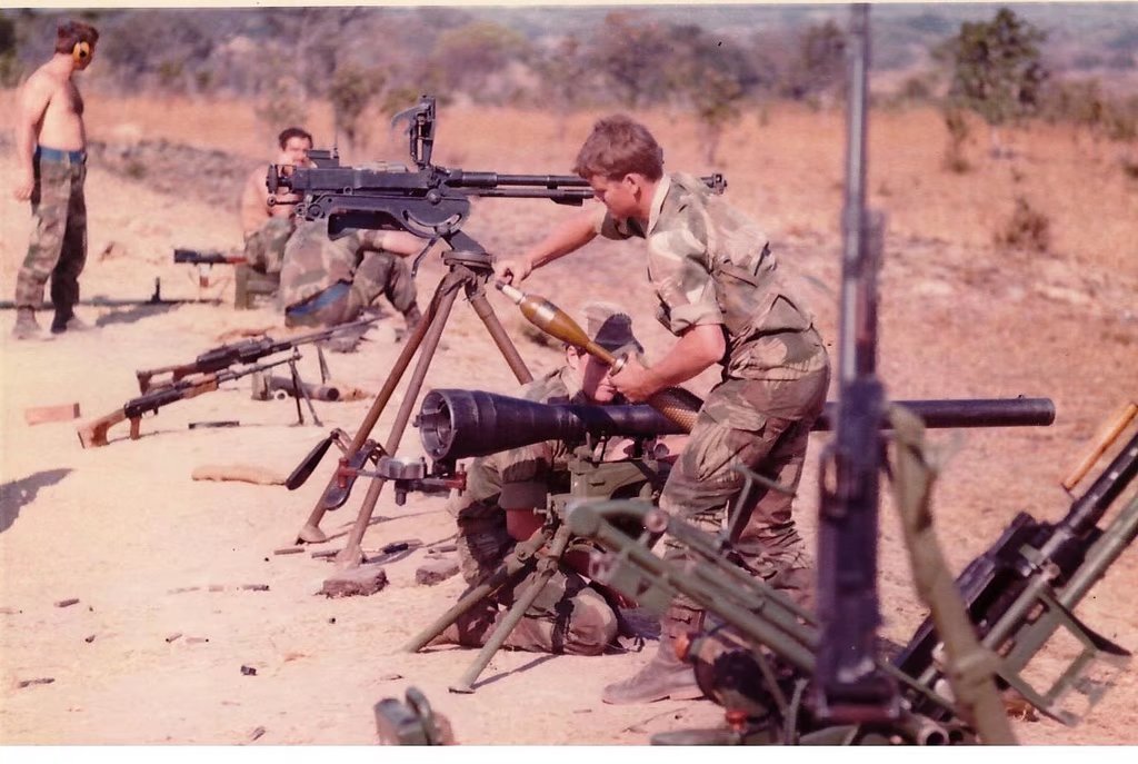 1970年,罗德西亚士兵体验缴获的各种武器