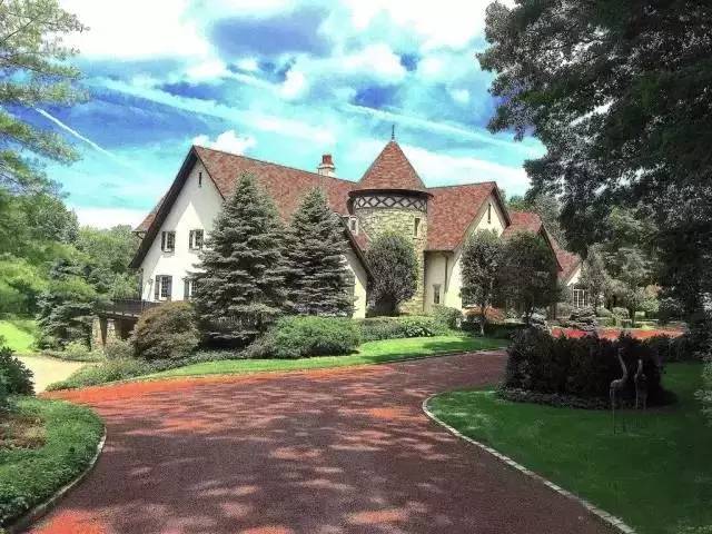 在美国纽约长岛的蝗虫谷 坐落着一套占地12.8英亩的豪华别墅