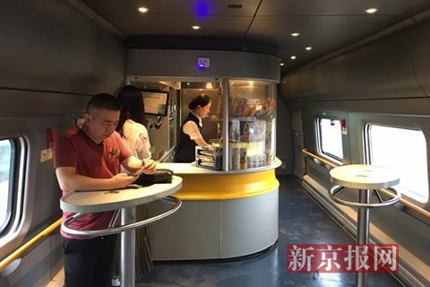 动车上的餐车.