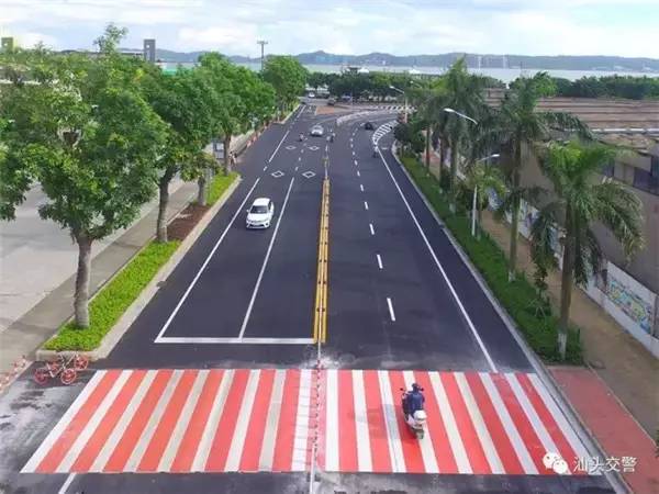 汕头车主,经过华侨公园旁道路时,可不要压住这条线,后果严重.