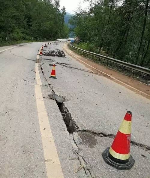 宁远人注意s216线永连公路路面变形出现裂缝路面下沉