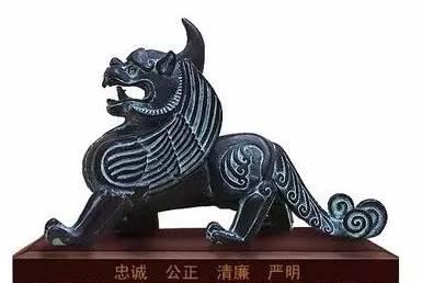 獬豸,中国古代传说中的一种神兽,其形象有大有小,大獬豸如同牛,小獬豸