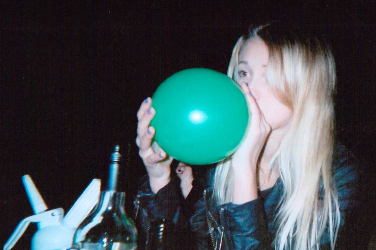 飞气球、吸笑气不仅能上瘾,还会变傻逼。