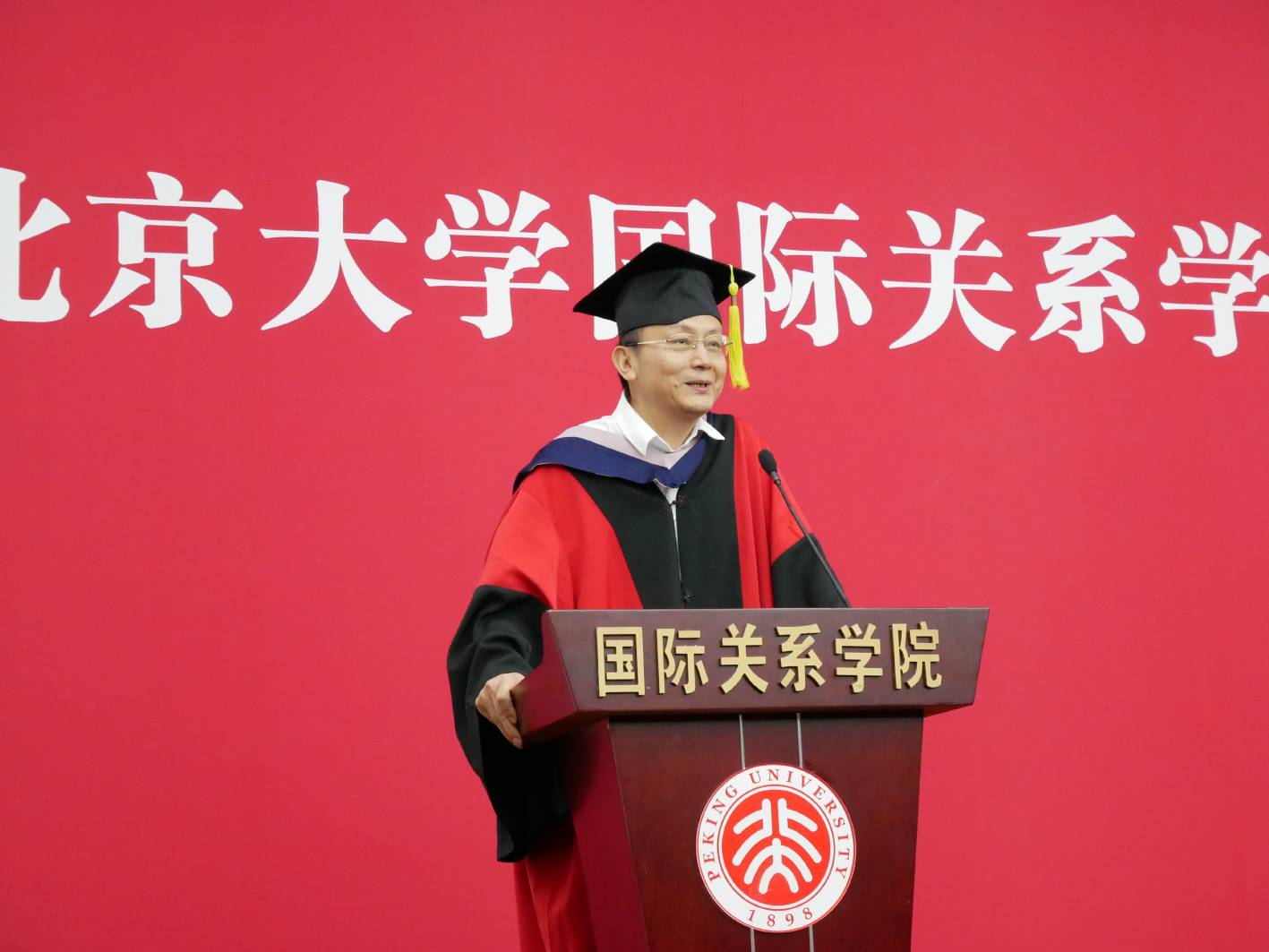 同时也向过去若干年来为了今年毕业班的同学们在学院学习和生活付出