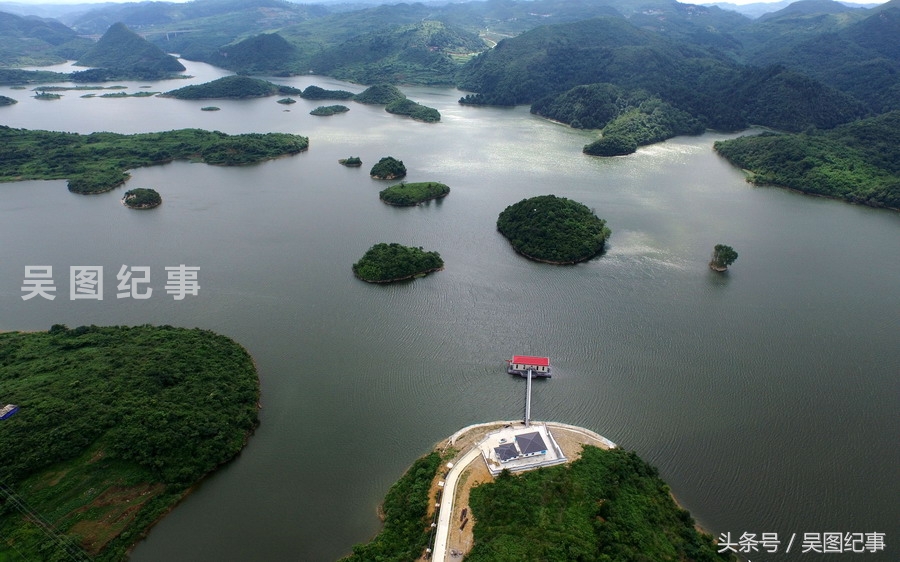 这是阿哈水库湿地一角.