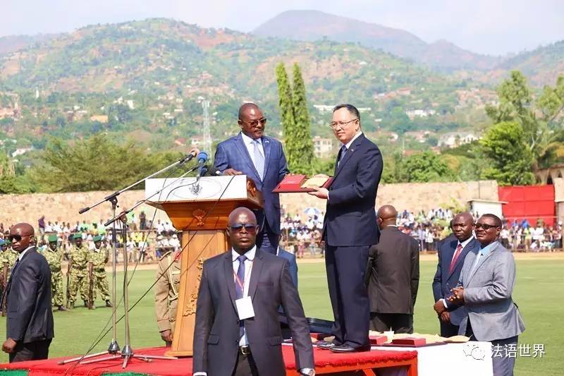 这位非洲法语国家总统给中国大使授勋并颁奖金