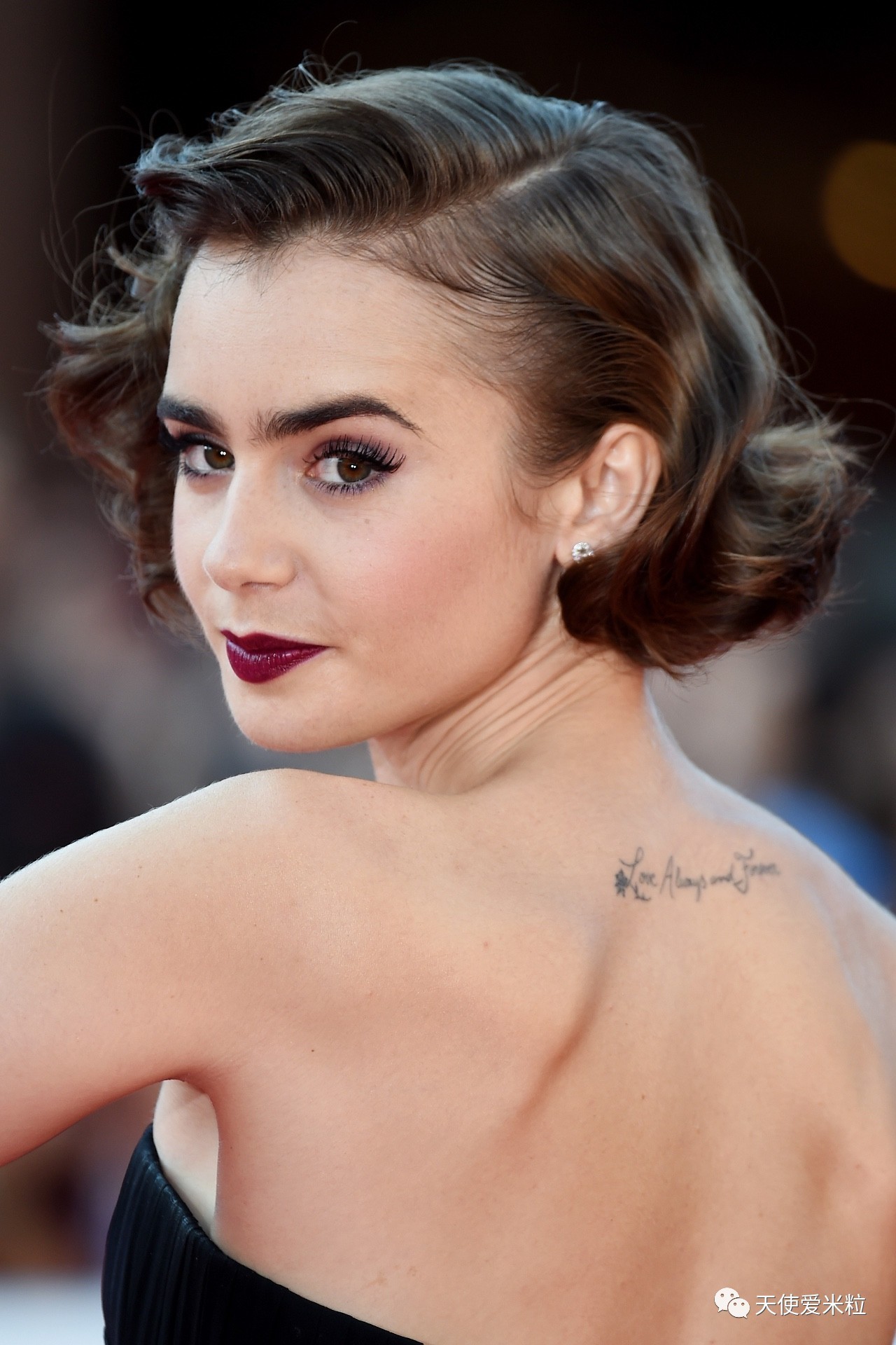 小仙女lily collins 在后背纹上了她自己手写的一句话:"love, always