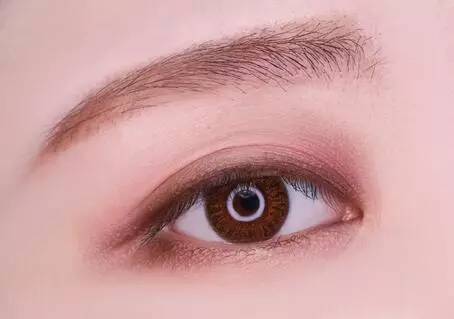 step6:深棕色的眼影晕染在下眼睑的眼尾,深粉色的眼影晕染在眼头的
