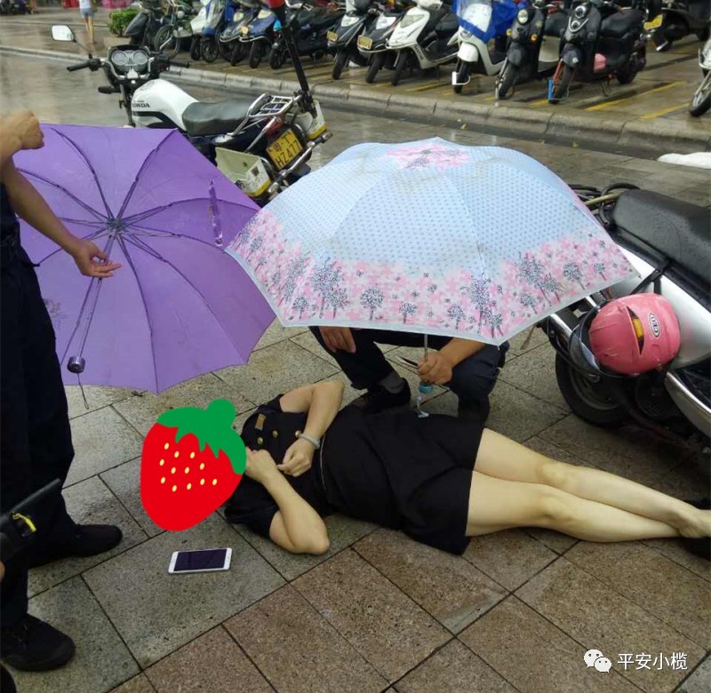 今早一女子骑摩托车在大信门前滑倒,治保人员立马上前