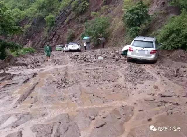 3暴雨"造成省道s214线严重塌方,泥石流险情,100多张车辆滞留