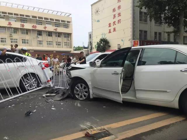 辟谣:网传南阳人民路九小门口发生重大车祸,网友直呼