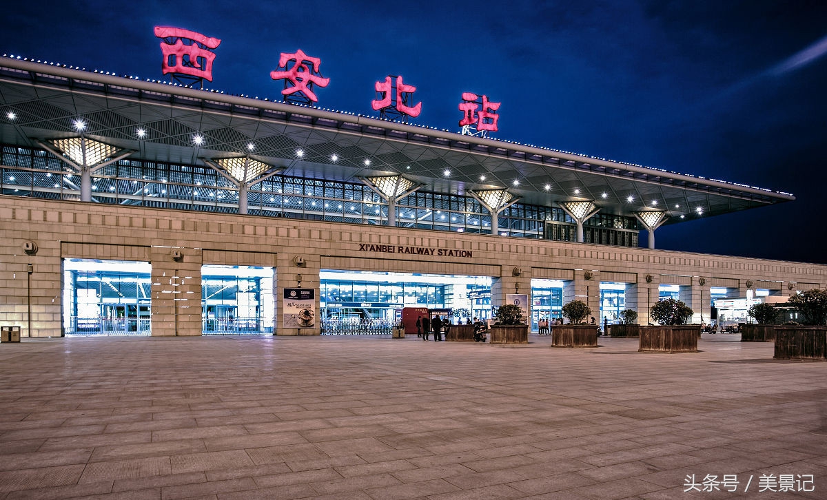 图为西安北站夜景.图为西安北站室内候车大厅.返回搜狐,查看更多