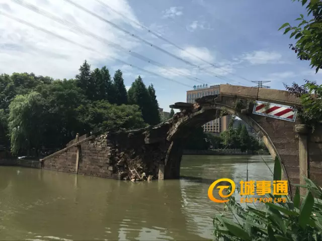 记者在现场看到,整个拱桥北侧中间位置的部分桥体已经坍塌坠河,裸露出