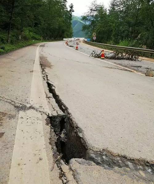 宁远人注意s216线永连公路路面变形出现裂缝路面下沉