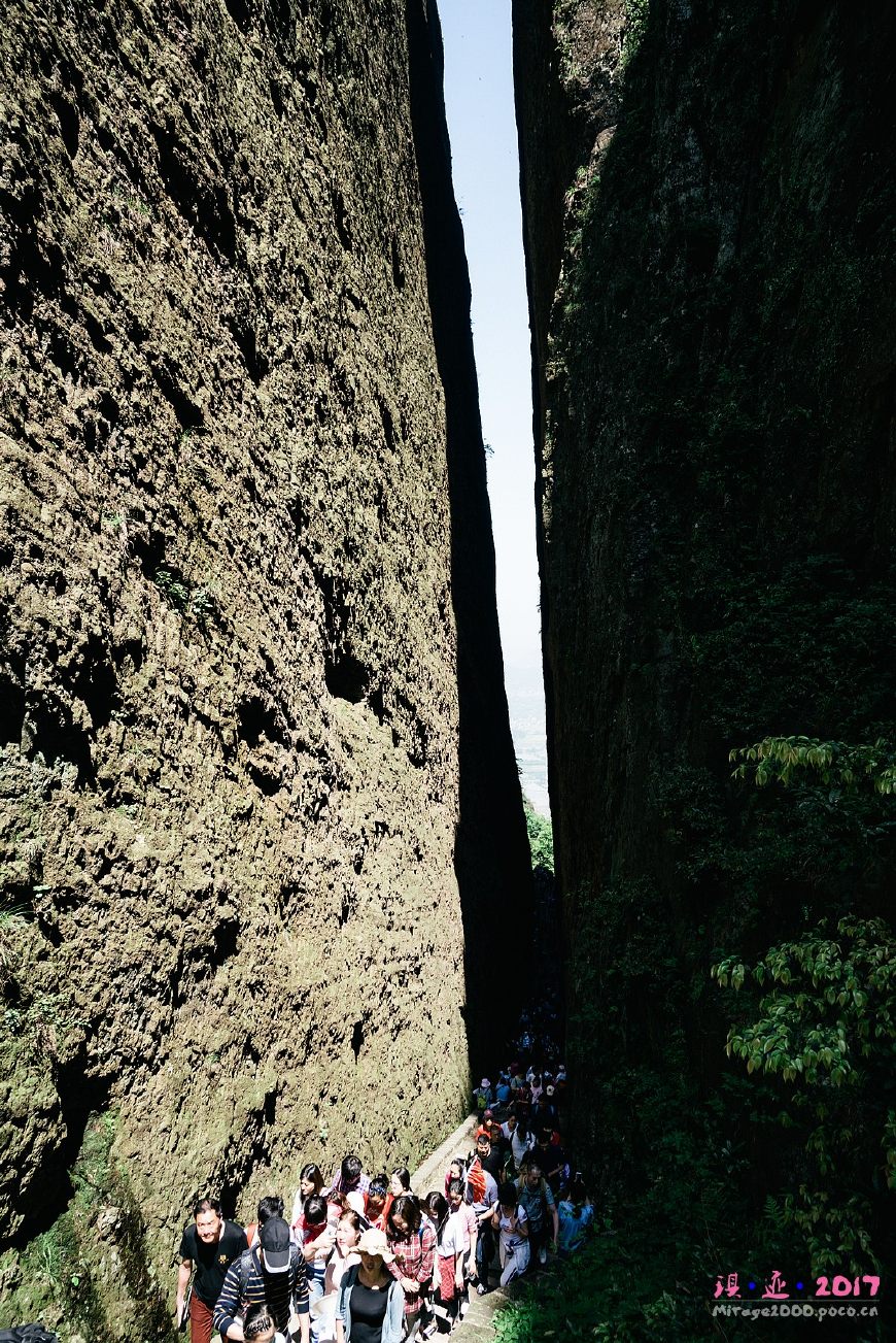 江郎山有三个山头,这个角度从左到右分别为郎峰,亚峰,灵峰,这个一线天