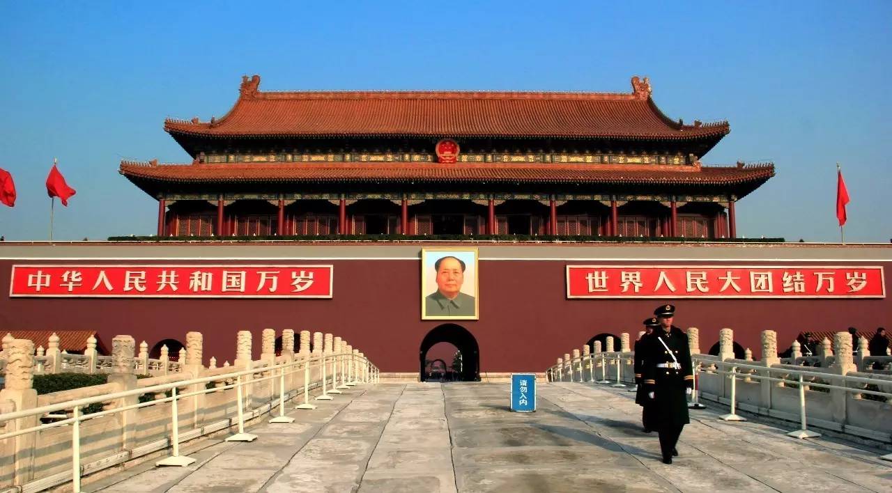 这个暑假让孩子到北京天安门、逛故宫、登长城、观水立方、鸟巢游学最高学府……