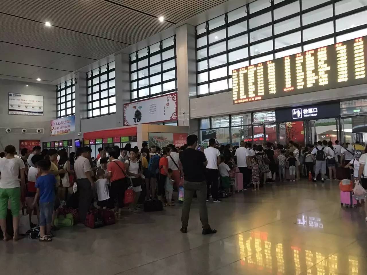 受暴雨影响,驻马店西站南下列车大面积停运,出行者近日.