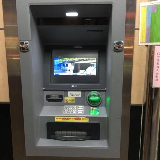 搜狐公众平台 女子ATM存钱转身离开6900元被偷 报警警方不立案 图 