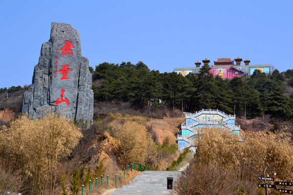 神道岭 神道岭内山峦叠峰,林密叶茂,林草覆盖率高达97,是国家一级