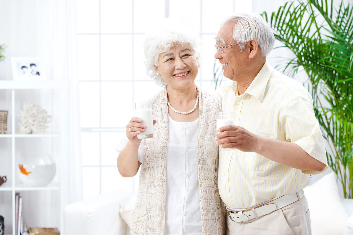 为什么推荐老年人每天喝两杯奶?