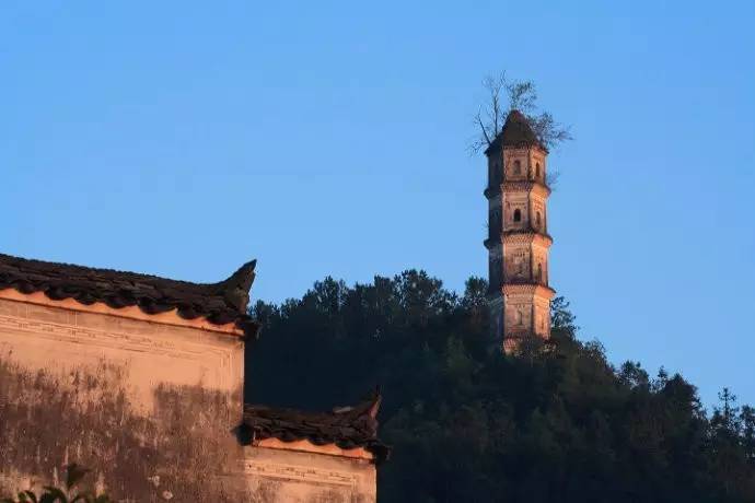 万峰塔,位于休宁县海阳镇汪金桥村太阳坞山头.明嘉靖年间建造.