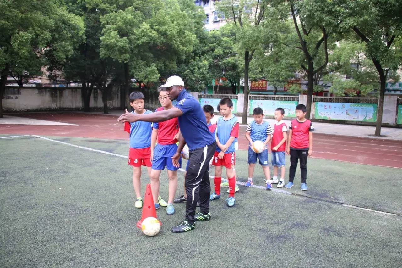 次日,2位外教又来到顺安中心小学和淮河路小学给2所小学的学员以及