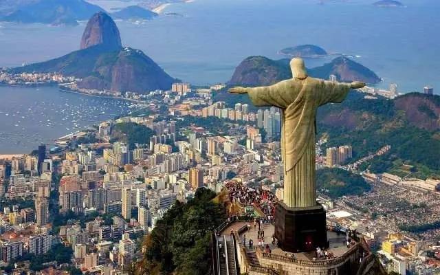 里约的人文景观带给人的惊喜也很多:上镜率极高的地标性建筑——基督