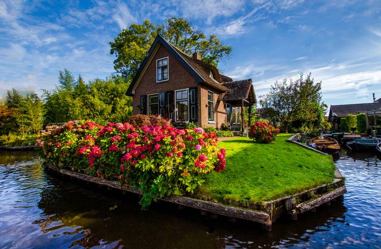 旅游 正文  如果你们想去一个浪漫又温馨的小镇,那就去荷兰羊角村吧.