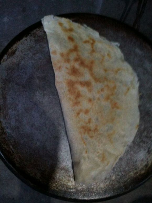 摊煎饼是临沭县最古老的地方小吃.