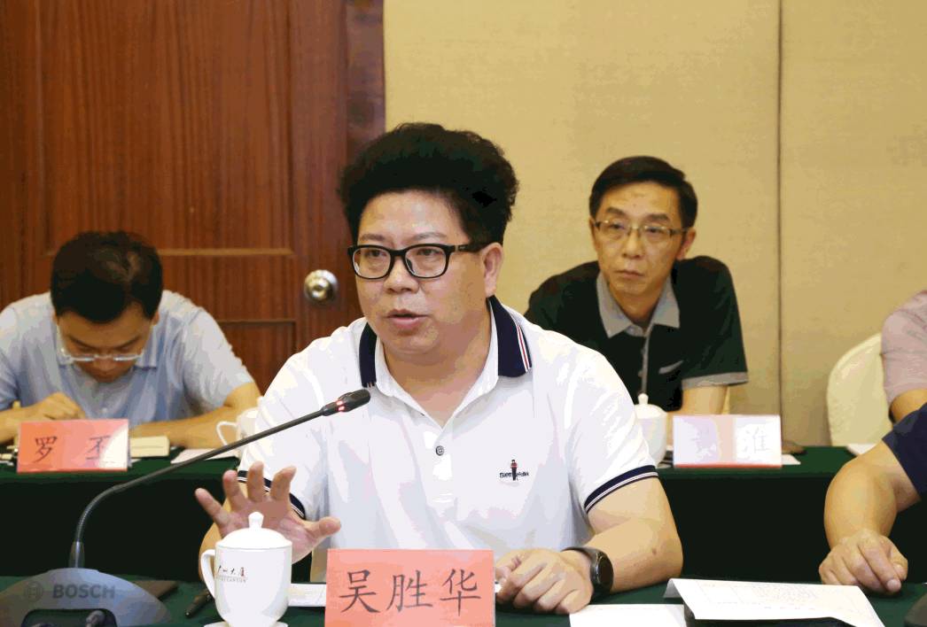 我州在穗召开挂职干部座谈会州委书记唐德智主持并讲话州长吴胜华出席