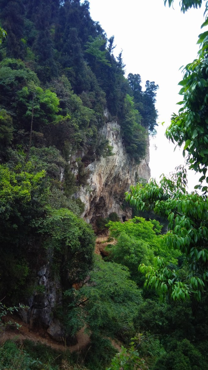 葛仙山是龙门山脉的一段,以道教之胜地及优美的自然景观,特殊的地形