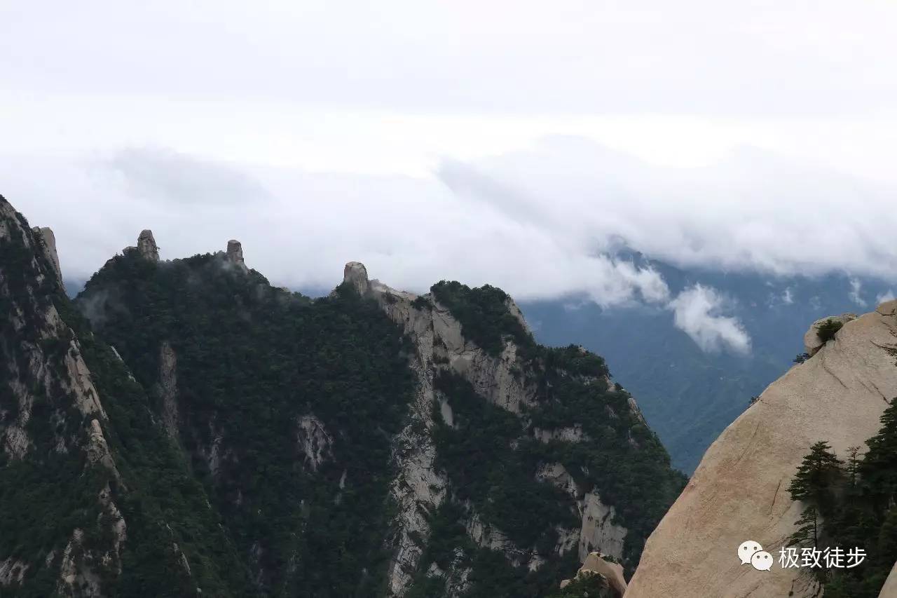 是华山派第一代宗师元代高道贺志真为远离尘世静修成仙,在万仞绝壁上