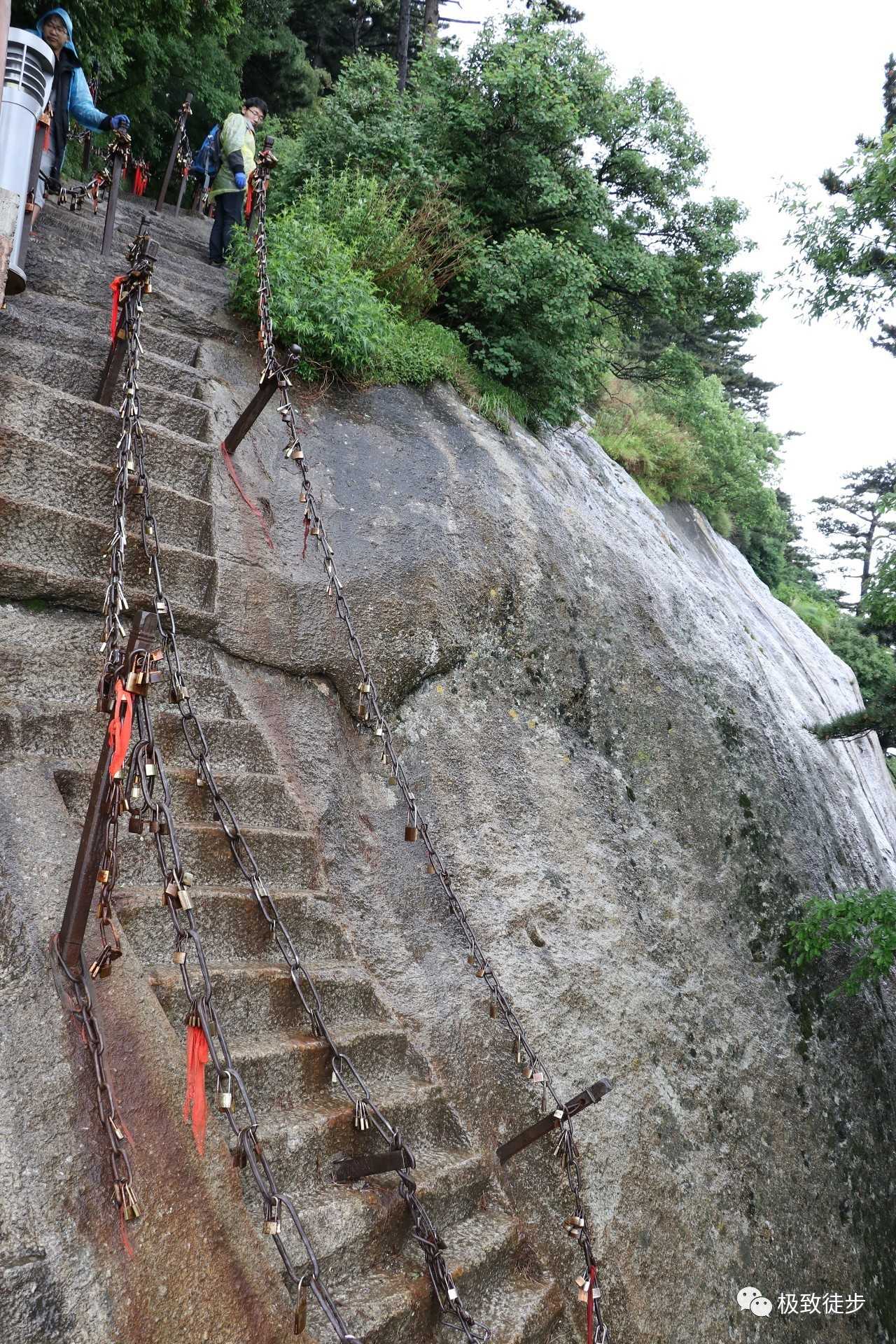 来到东峰顶要先上云梯,此云梯号称华山第三险,在中峰北面,是从引凤亭